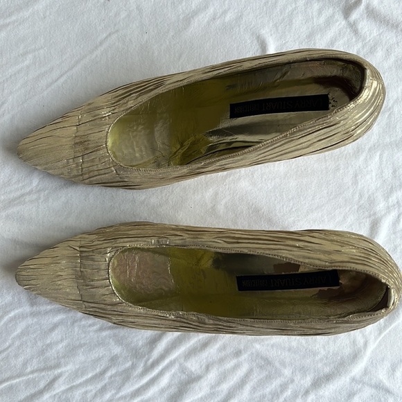 Larry Stuart Collection vintage gold plisse pleated crinkle gold pumps - Picture 2 of 7